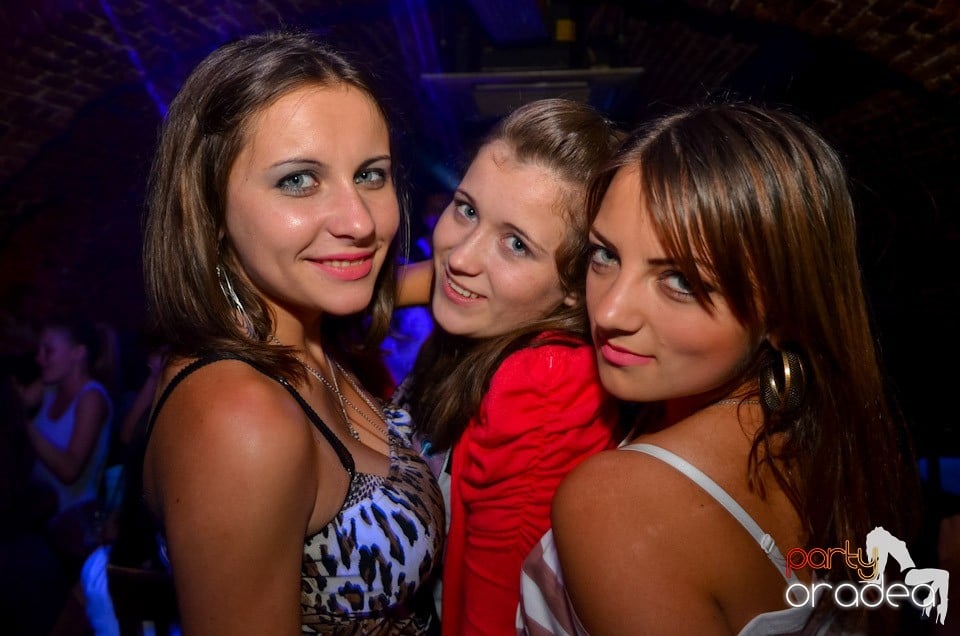 Club Escape: Caveman in the mix, 