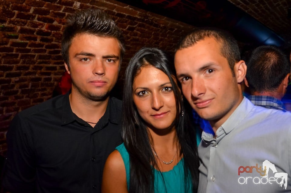 Club Escape: Caveman in the mix, 