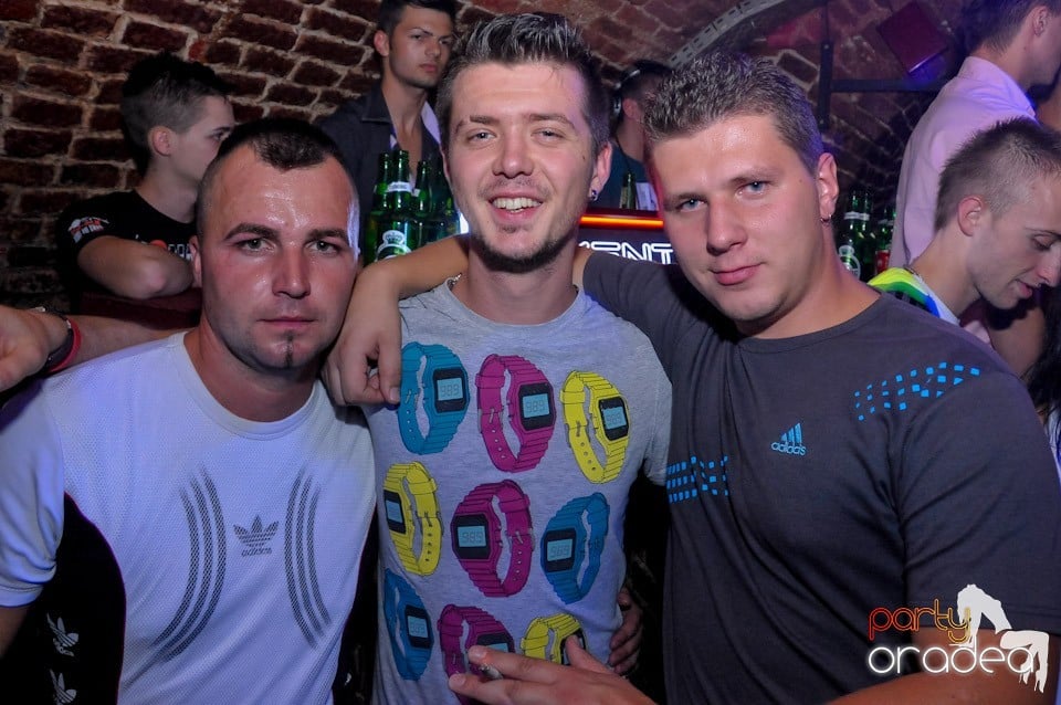 Club Escape: Caveman in the mix!, 