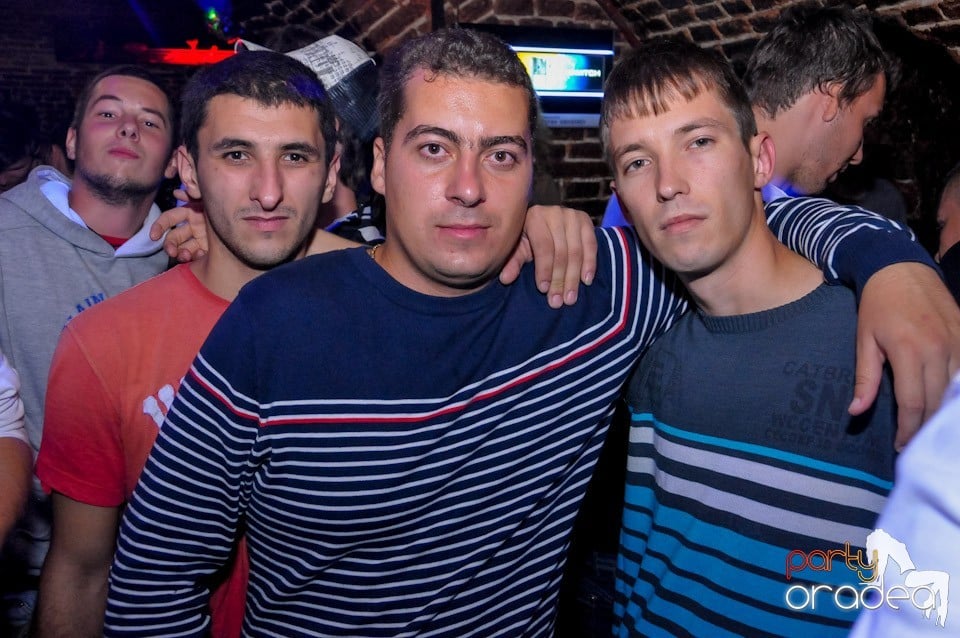 Club Escape: Caveman in the mix!, 