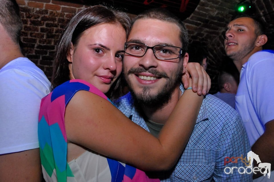 Club Escape: Caveman in the mix!, 