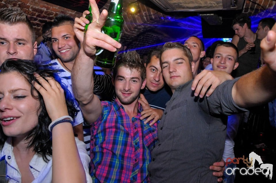 Club Escape: Caveman in the mix!, 