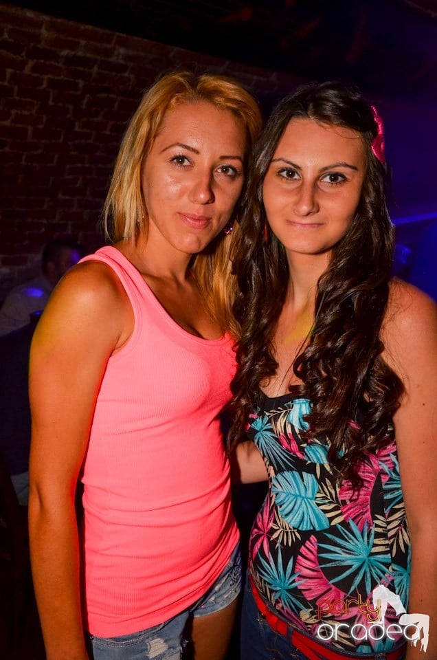 Club Escape: Caveman in the mix, 