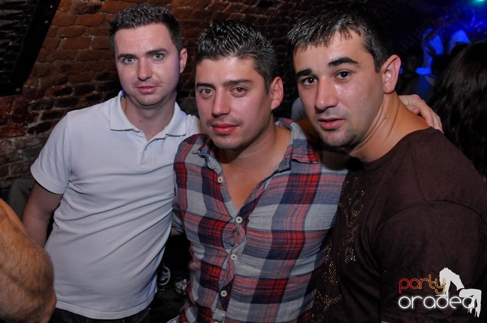 Club Escape: Caveman in the mix!, 