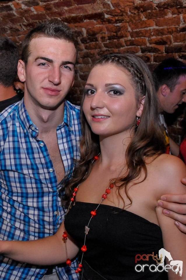 Club Escape: Caveman in the mix!, 