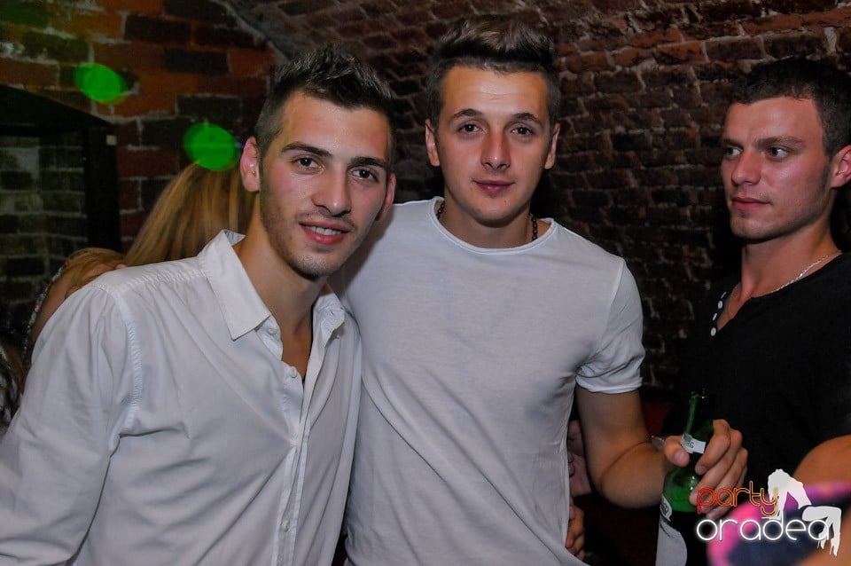 Club Escape: Caveman in the mix!, 