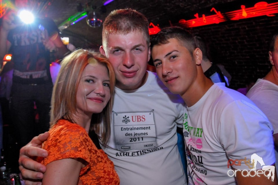 Club Escape: Caveman in the mix!, 