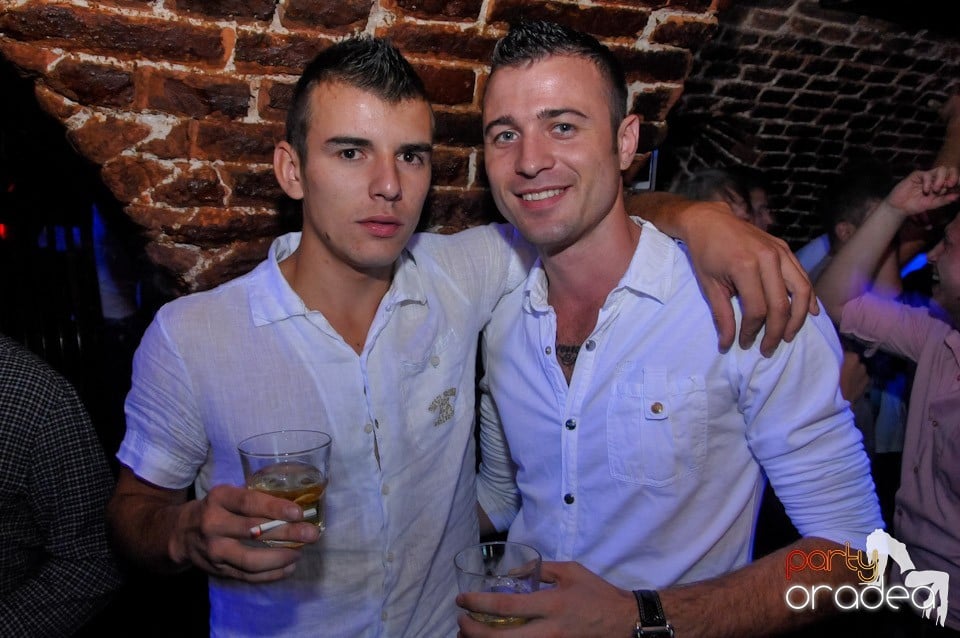 Club Escape: Caveman in the mix!, 