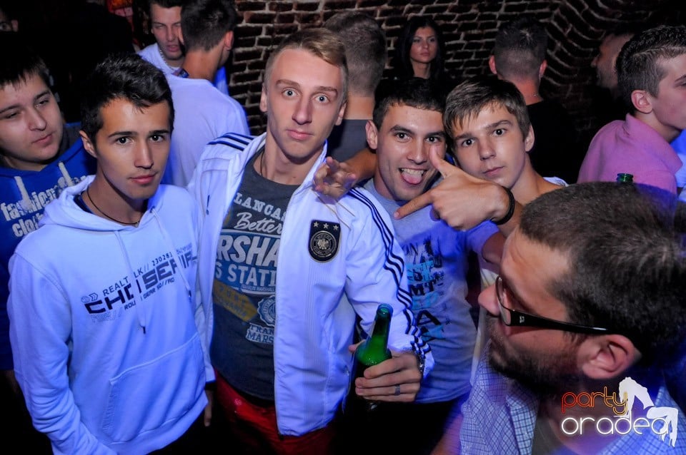 Club Escape: Caveman in the mix!, 