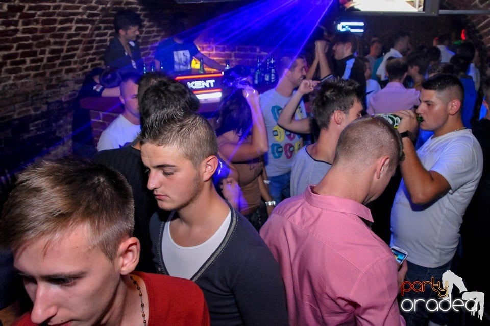 Club Escape: Caveman in the mix!, 