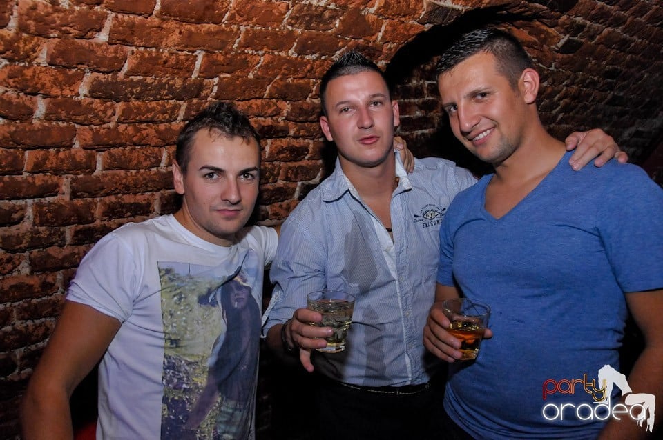 Club Escape: Caveman in the mix!, 