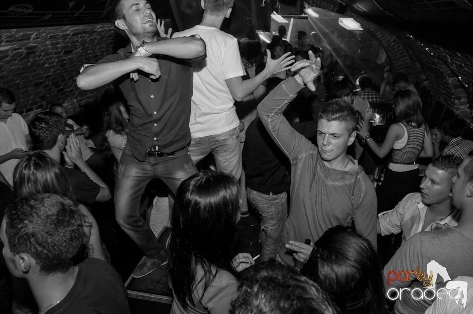 Club Escape: Caveman in the mix!, 