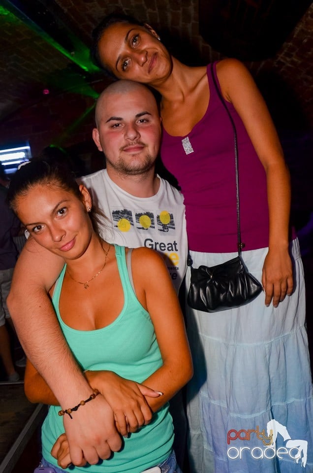 Club Escape: Caveman in the mix, 