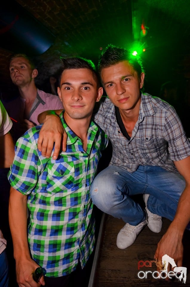 Club Escape: Caveman in the mix, 