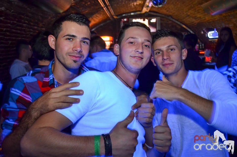 Club Escape: Caveman in the mix, 