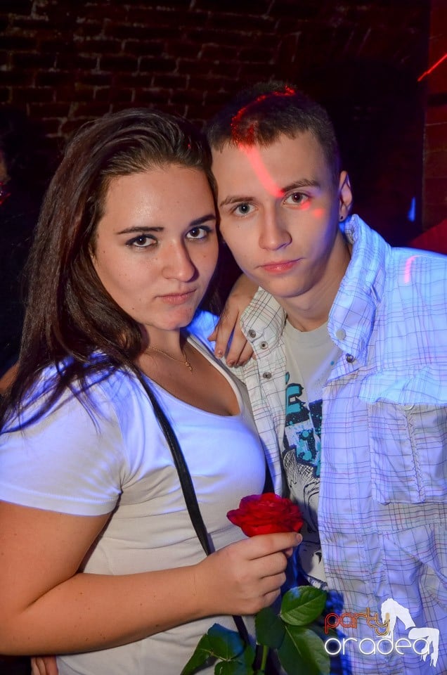 Club Escape: Caveman in the mix,