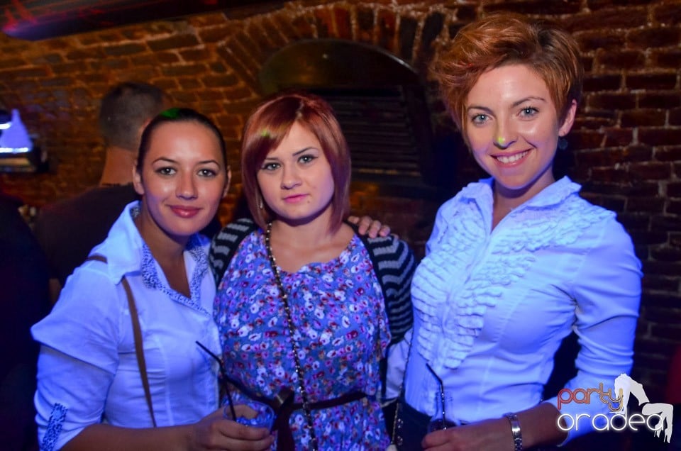 Club Escape: Caveman in the mix,
