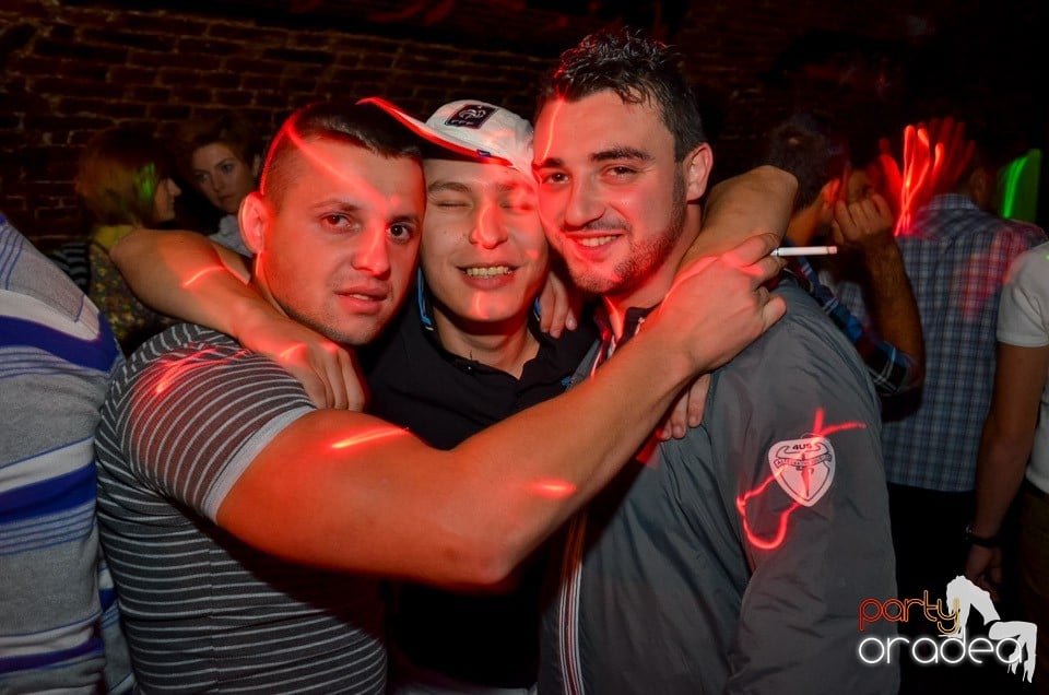 Club Escape: Caveman in the mix,