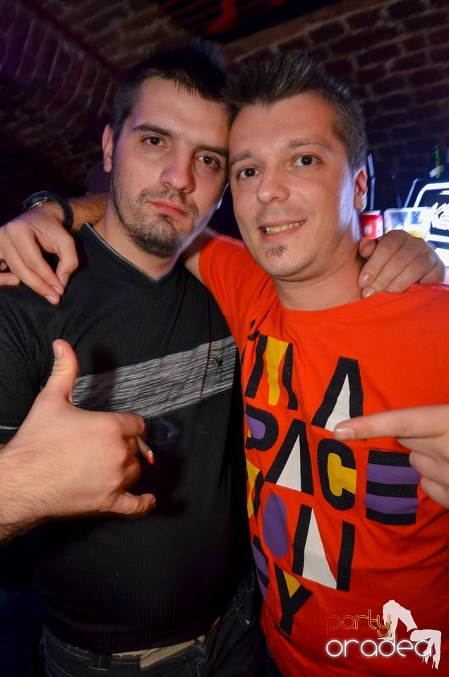 Club Escape: Caveman in the mix, 