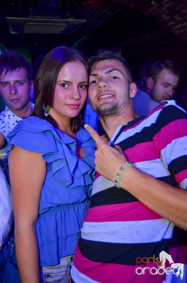 Club Escape: Caveman in the mix, 