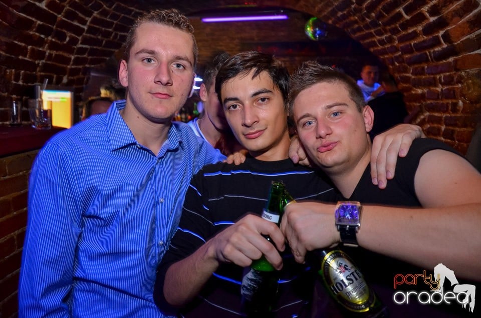 Club Escape: Caveman in the mix, 