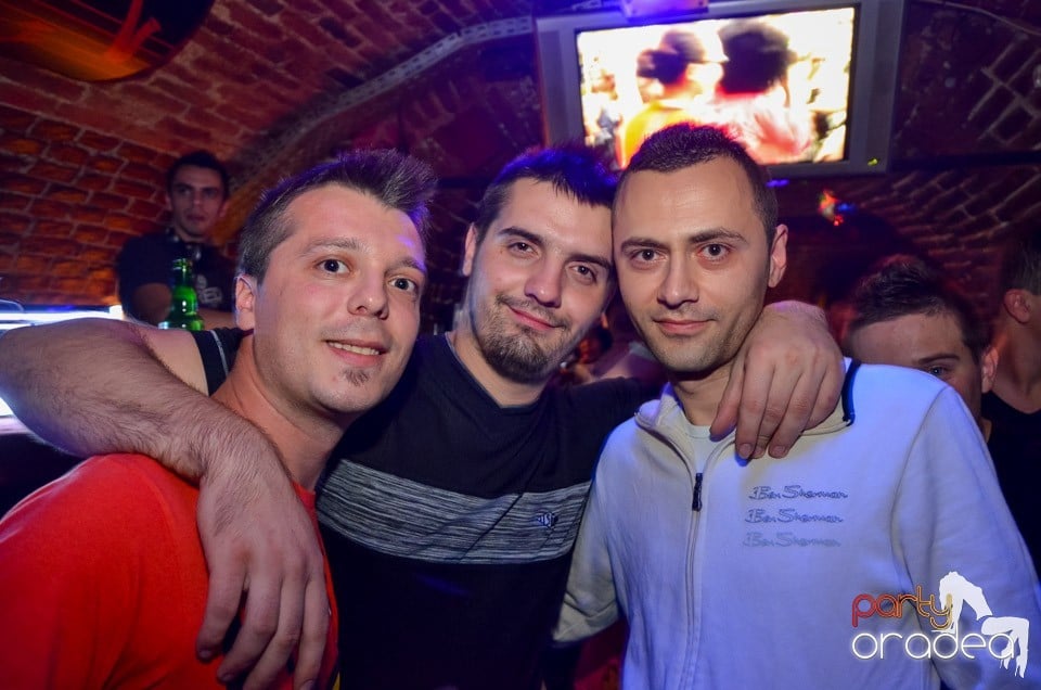 Club Escape: Caveman in the mix, 