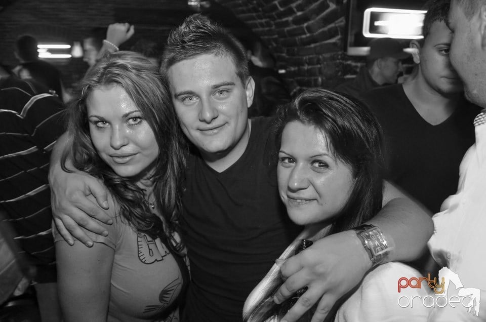 Club Escape: Caveman in the mix,