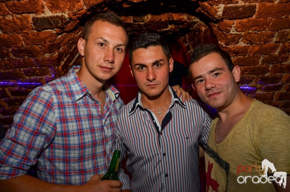 Club Escape: Caveman in the mix, 