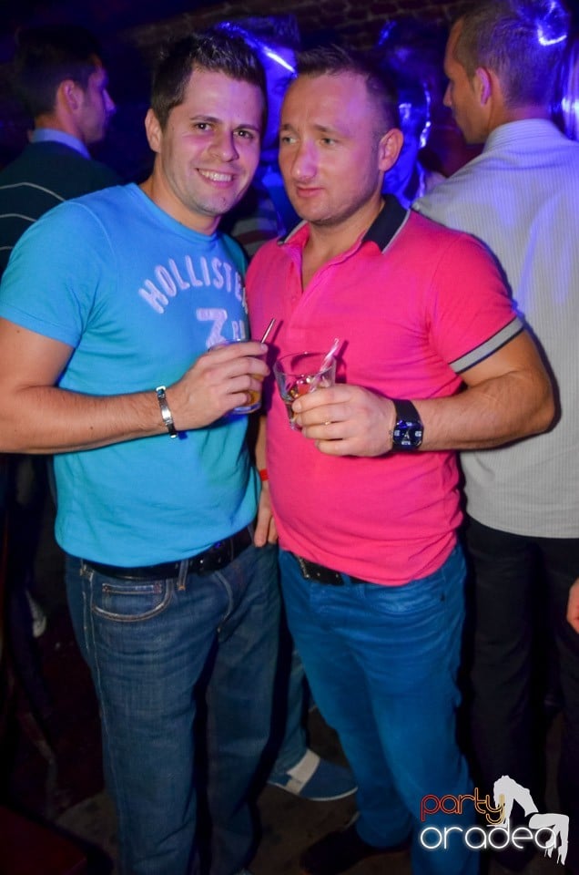 Club Escape: Caveman in the mix, 