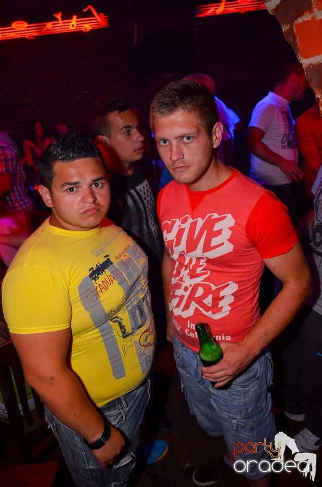 Club Escape: Caveman in the mix, 