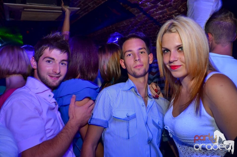 Club Escape: Caveman in the mix, 