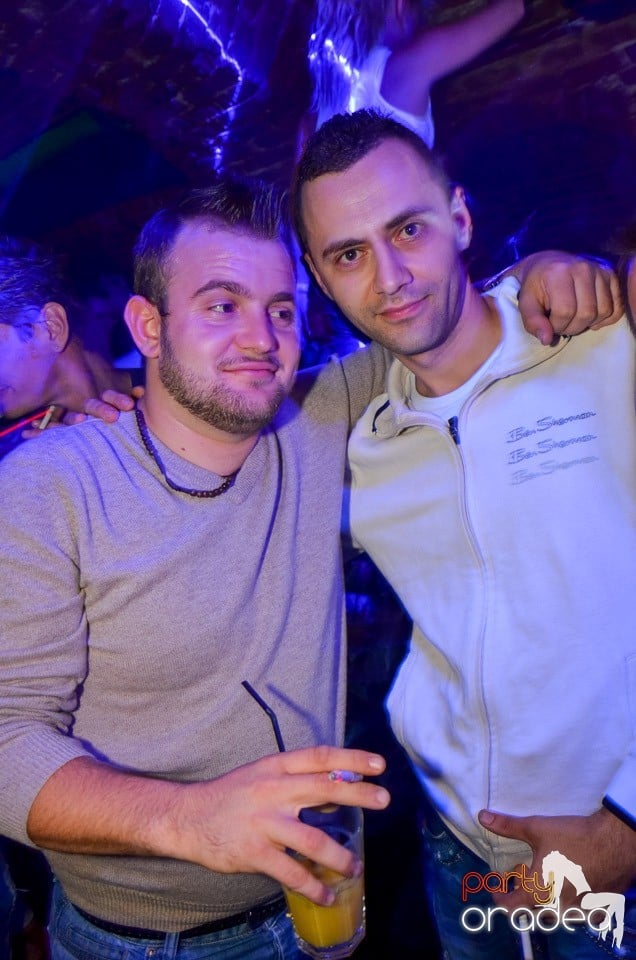 Club Escape: Caveman in the mix, 