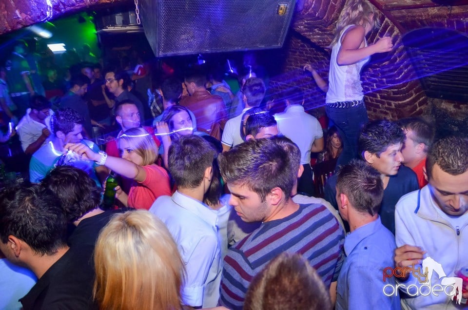 Club Escape: Caveman in the mix, 