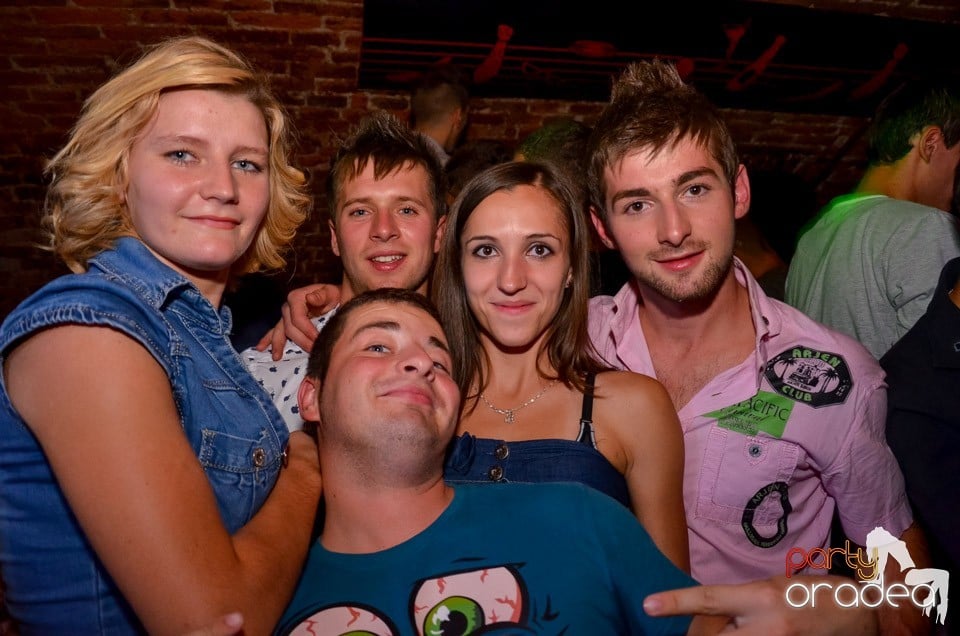 Club Escape: Caveman in the mix, 