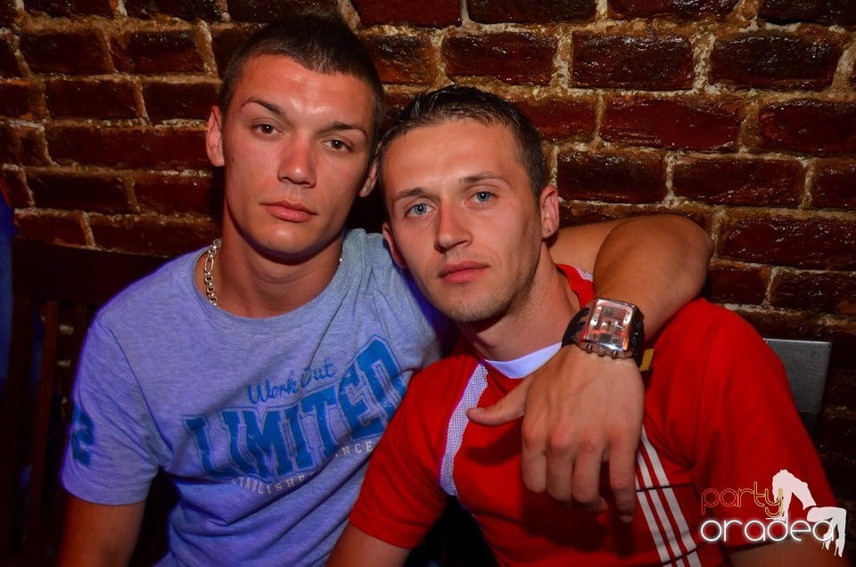 Club Escape: Caveman in the mix, 