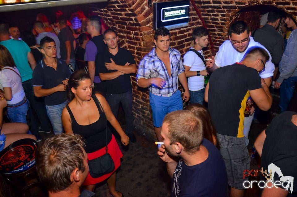 Club Escape: Caveman in the mix, 