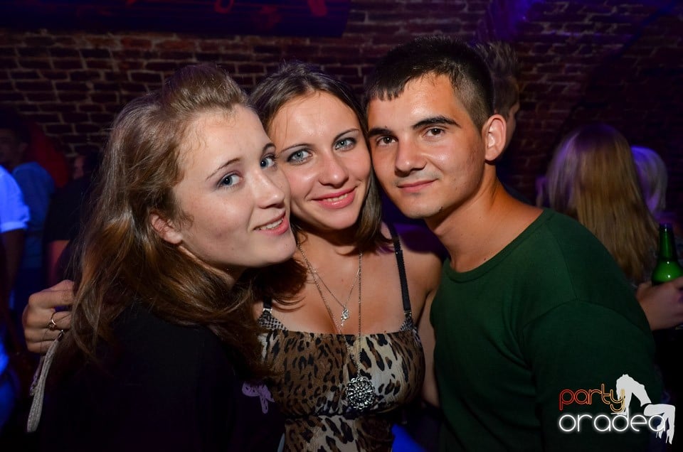 Club Escape: Caveman in the mix, 