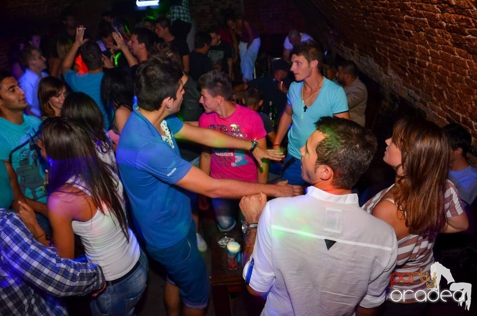 Club Escape: Caveman in the mix, 