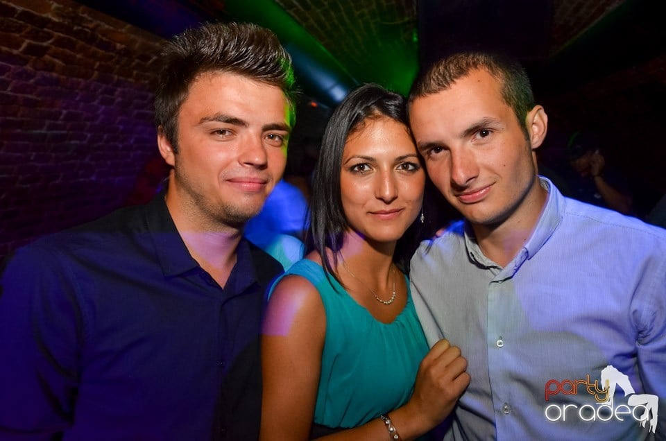 Club Escape: Caveman in the mix, 