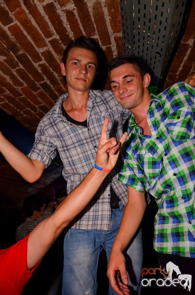 Club Escape: Caveman in the mix, 