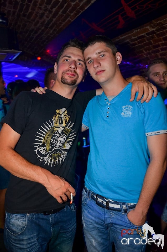 Club Escape: Caveman in the mix, 