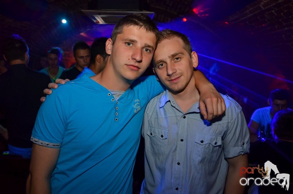 Club Escape: Caveman in the mix, 