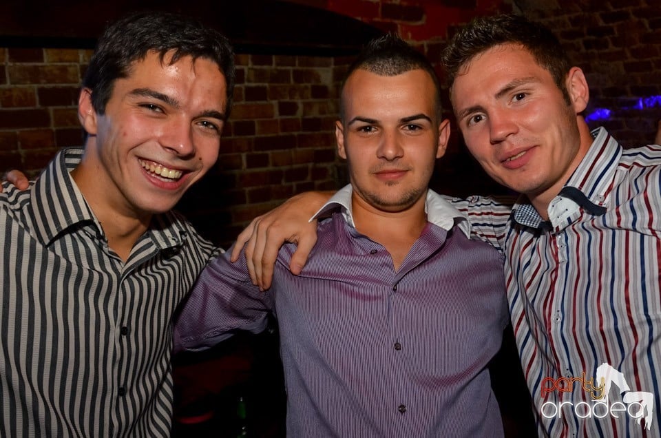 Club Escape: Caveman in the mix, 