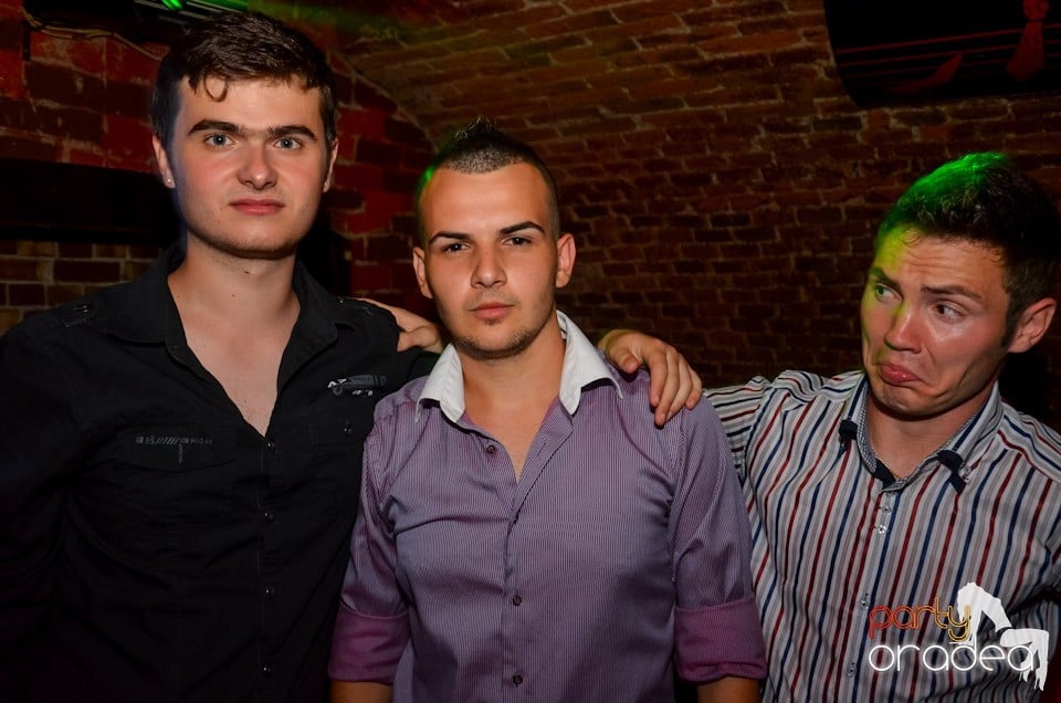 Club Escape: Caveman in the mix, 