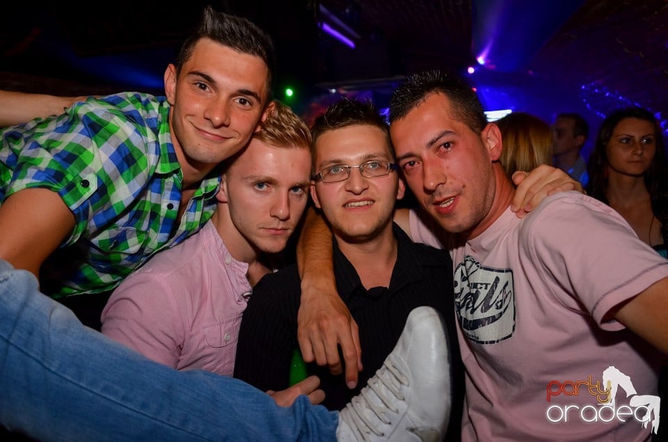 Club Escape: Caveman in the mix, 