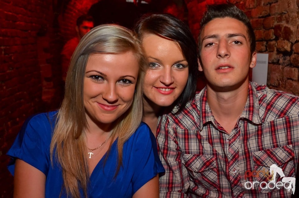 Club Escape: Caveman in the mix, 