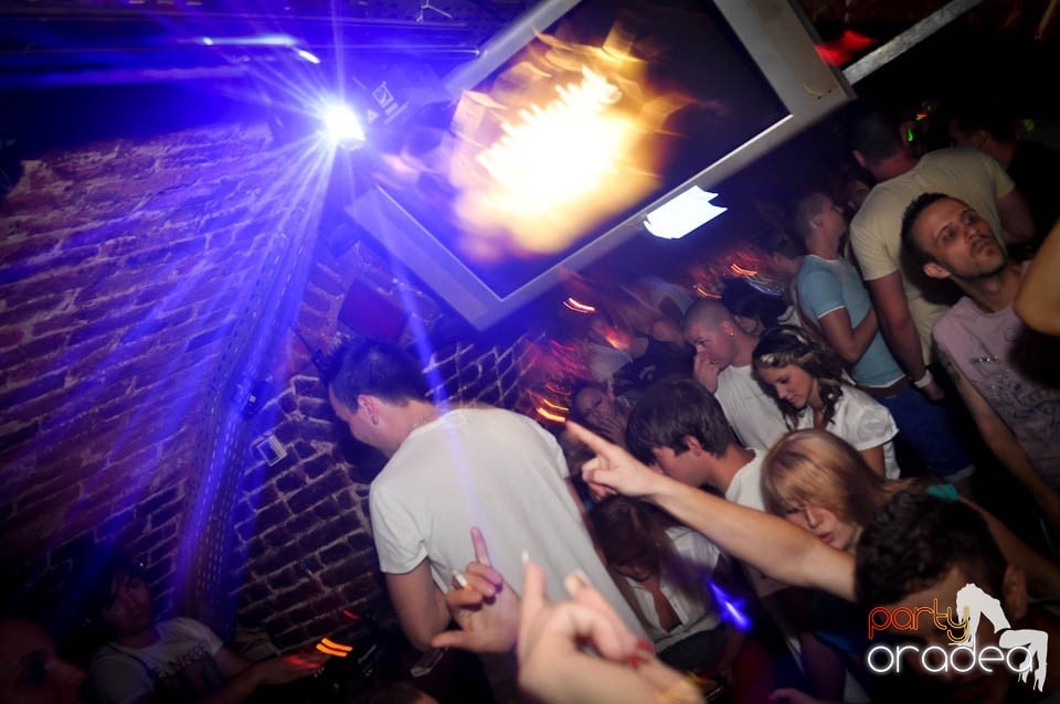 Club Escape prezintă: DJ Coxxo, 