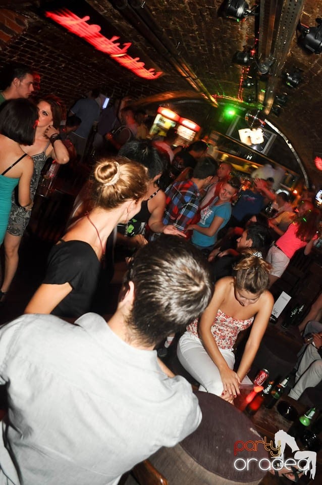 Club Escape prezintă: DJ Coxxo, 