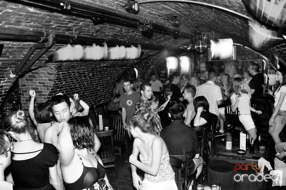 Club Escape prezintă: DJ Coxxo, 