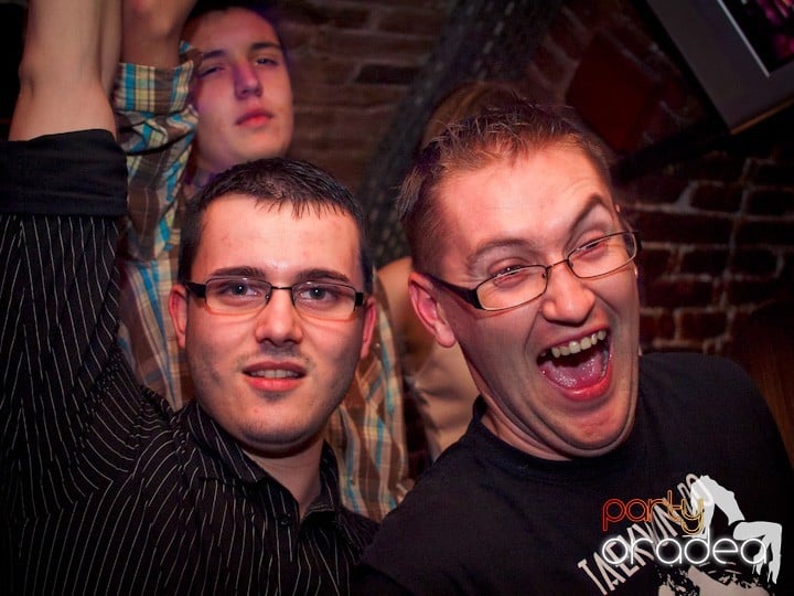 Club Escape se încinge, 